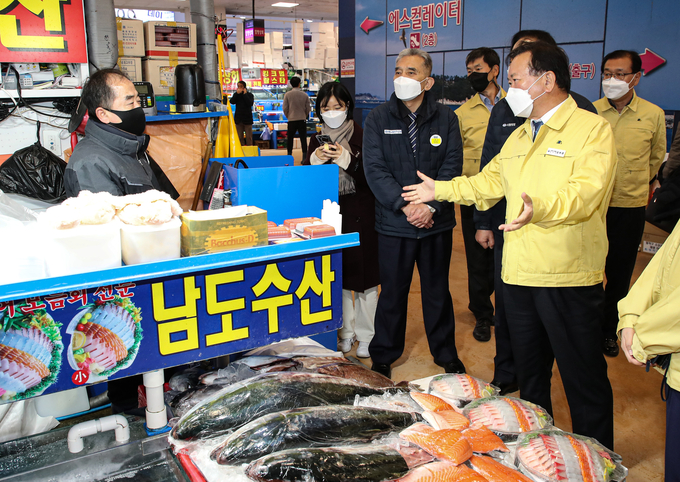 김부겸 국무총리가 1일 오후 신종 코로나바이러스 감염증(코로나19) 집단 감염이 최근 발생한 서울 동작구 노량진 수산시장을 찾아 방역 상황을 점검하다 상인과 대화하고 있다. (사진=연합뉴스 제공)