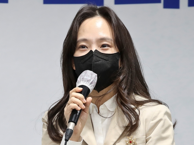 1일 서울 여의도 더불어민주당사에서 열린 이재명 캠프 MZ 세대 청년 과학인재 4명 영입발표에서 김윤이 데이터전문가가 인사말을 하고 있다. (사진=국회사진기자단/연합뉴스)