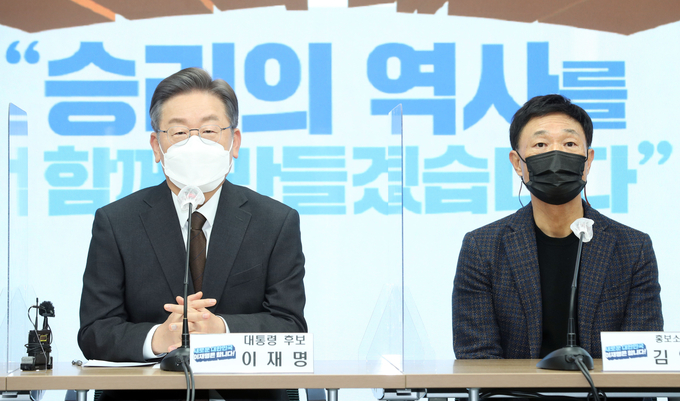  더불어민주당 이재명 대선 후보(왼쪽)가 2일 오전 서울 여의도 더불어민주당 당사에서 열린 영입 인사 및 선대위 본부장단 임명 발표에서 인사말을 하고 있다. 오른쪽은 김영희 홍보소통본부장. (사진=국회사진기자단/연합뉴스 제공)