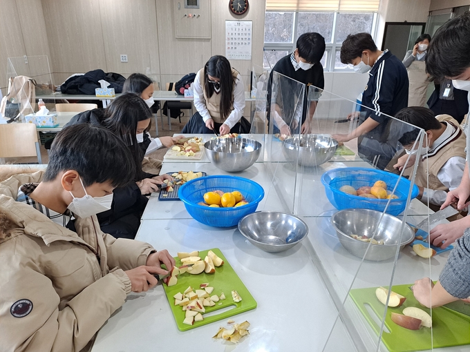 파주 우리교육협동조합에 참여한 학생들이 나눔에 쓰일 과일을 손질하고 있다. (사진=파주교육지원청 제공)