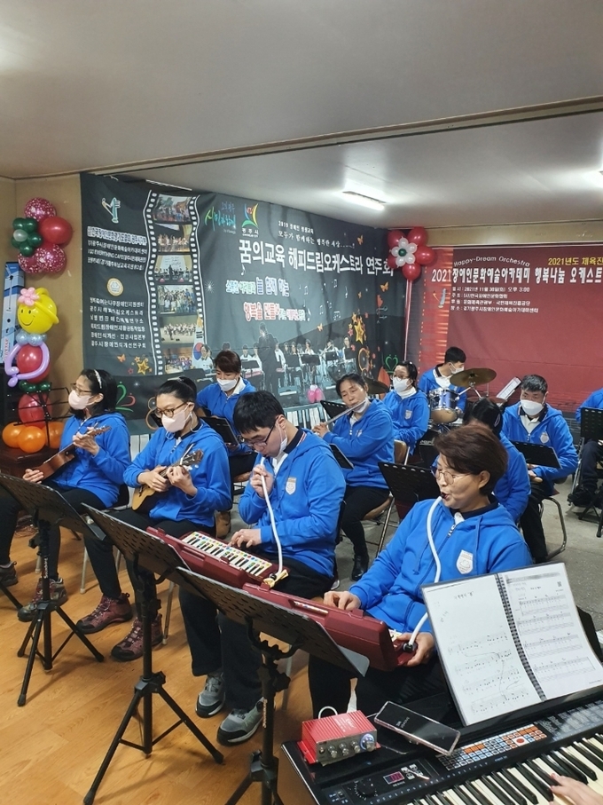 장애인과 가족들 15명으로 구성된 해피드림오케스트라는 단원들이 송정동 소재 사무실에서 연주회’를 개최하고 있다. (사진=장애인문화협회 광주시지부 제공)
