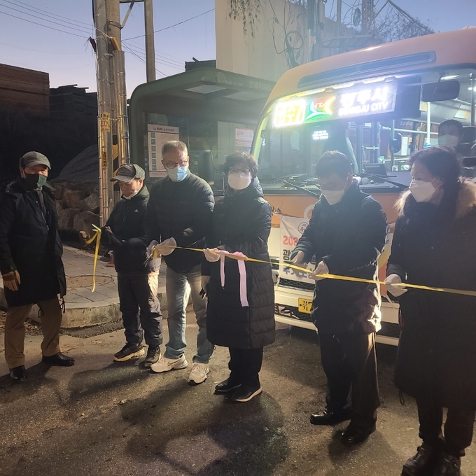 이상오 광남2동장, 김도우 태전아파트연합회 회장, 홍순임·김원규·함경숙 태전쌍용아파트 통장등 마을관계자들이 광주7번 공영마을버스 개통식을 하고 있다. (사진=광주시 제공)