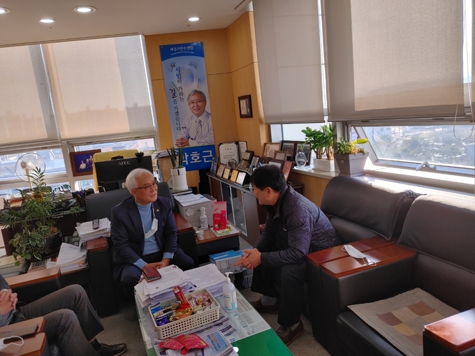 고재수 노조 위원장(사진 오른쪽)이 박호근 위원장과 만나 버스 운전자들의 고충과 제도개선 등에 대해 이야기를 나누고 있다. (사진=김대성 기자)