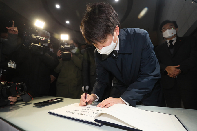 국민의힘 이준석 대표가 2일 오후 제주시 봉개동 4·3평화공원을 찾아 참배한 뒤 방명록을 작성하고 있다. (사진=연합뉴스)