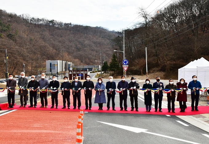 파주시 율곡수목원 관광도로 개통식에서 내빈들이 개통축하 테이프를 자르고 있다. (사진=파주시 제공)