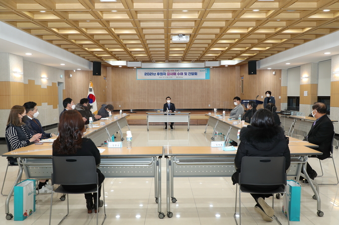 한대희 시장(가운데)이 나눔문화 확산에 동참해 온 후원기업 및 기관 대표들과 간담회를 갖고 있다. (사진=군포시 제공)