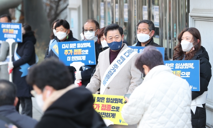 박승원 광명시장이 '코로나19 백신 3차 접종'을 당부하는 캠페인을 벌이고 있다. (사진=광명시 제공)
