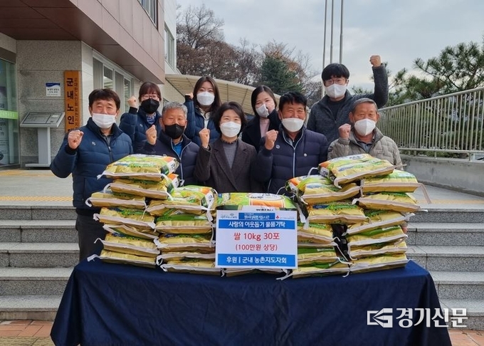 포천시 군내면 농촌지도자회(회장 채갑병)는 이웃돕기 쌀을 공동모금회를 통해 군내면에 기탁했다. (사진=포천시 제공)