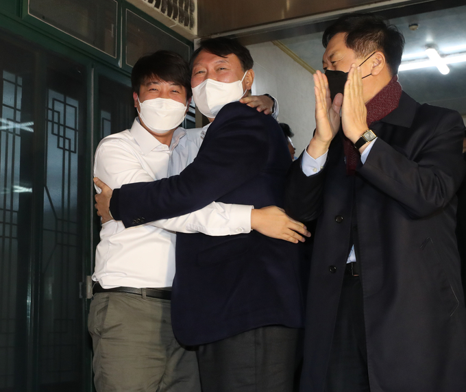 국민의힘 윤석열 대선 후보와 이준석 대표가 3일 울산 울주군의 한 식당에서 만찬 회동 후 포옹하고 있다. (사진=연합뉴스)