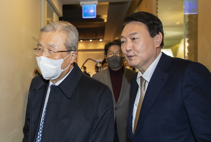 지난달 24일 윤석열 후보와 김종인 전 비상대책위원장이 만찬 회동을 위해 서울 한 식당으로 들어가는 모습. (사진=국회사진기자단/연합뉴스)