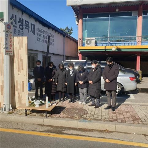 안양시의회 도시건설위원회가 전력관 매설공사 사망사고 현장방문해 추모하고 있다.(사진= 안양시의회 제공)