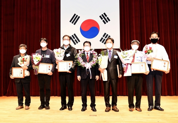 파주시가 마을버스 준공영제 1년을 맞아 친절기사들께 표창을 수여했다.(사진= 파주시 제공)