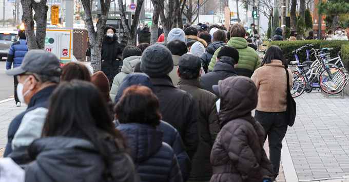  신종 코로나바이러스 감염증(코로나19) 신규 확진이 5천352명, 사망자 70명으로 역대 최다를 기록한 4일 오전, 서울 송파구 송파보건소 코로나19 선별진료소 인근 인도가 검사를 받으려는 시민들로 가득 차 있다. (사진=연합뉴스./자료사진)