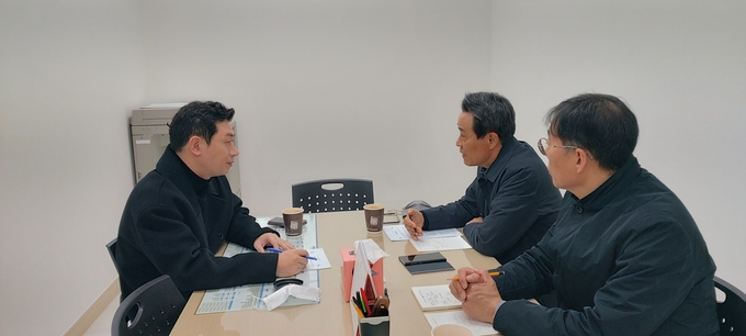 양철민 의원(좌측)이 광교 해모로아파트 입주자대표회의 대표들과 광교 송전탑 이전문제 정담회를 하고 있다. (사진=경기도의회 제공)