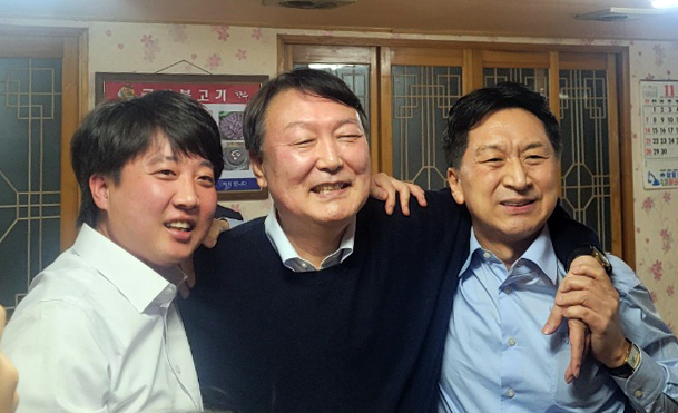 국민의힘 윤석열 대선후보(가운데)와 이준석 대표(왼쪽), 김기현 원내대표가 3일 오후 울산시 울주군 한 식당에서 "김종인, 지금 막 총괄선대위원장직 수락"을 발표한 뒤 어깨동무하고 있다. (사진=연합뉴스 제공/자료사진)