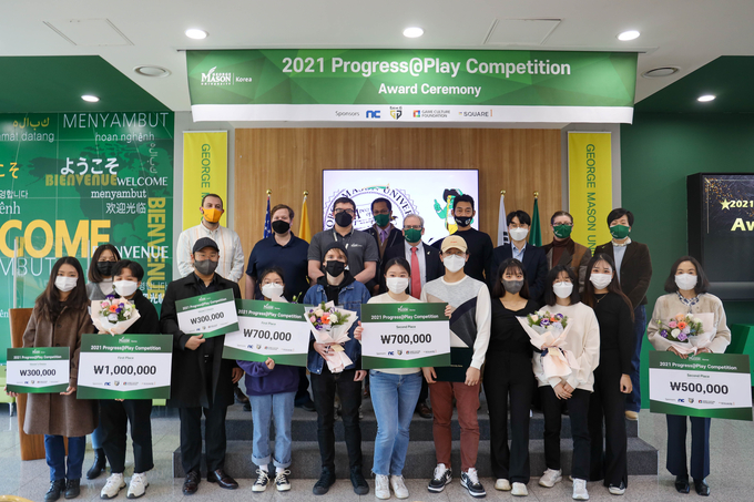 경진대회 수상사자들과 학교 관계자들이 함께 기념촬영을 하고 있다. ( 사진 = 한국조지메이슨대 제공 )