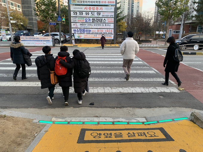 연수구 일부 학교 앞에 설치된 스마트신호등 이용자의 84.5%가 만족감을 나타냈다. ( 사진 = 연수구 제공 )