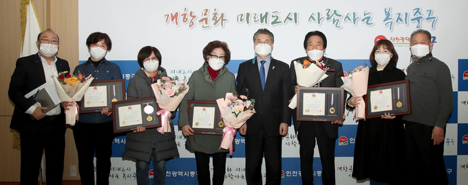 홍인성 구청장이 제10회 향토음식 경영대회 우수음식점에 선정된 대표들과 함께 사진촬영을 하고 있다. ( 사진 = 중구 제공 )