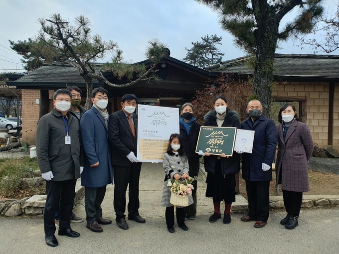 추억의 가마솥 설렁탕으로, 국물을 따뜻하게 우려내 깊은 설렁탕을 빨리 먹을 수 있는 '고바우설렁탕'. 아삭한 김치와 석반지를 곁들이면 그 맛이 배가 된다. (사진=양평군 제공)