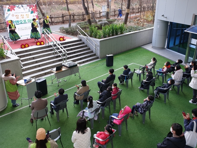 바자회 축하 무대가 진행되고 있다. (사진=판교종합사회복지관 제공)