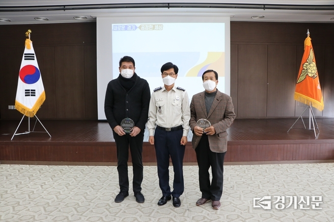 박미상 양주소방서장(사진 가운데)이 인명을 구조한 안오석·김일도 씨에게 표창을 수여했다. (양주소방서 제공)