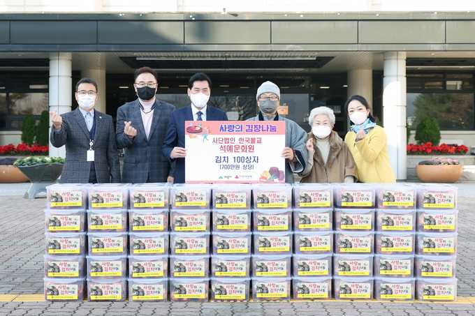 이승희 ㈔한국불교 석예문화원 회장이 6일 의왕시에 김장김치 10㎏짜리 100상자를 전달했다. (사진=의왕시 제공)