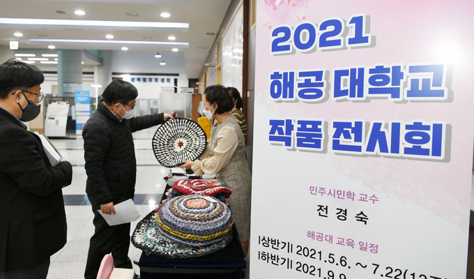 신동헌시장이 해공 시민대학 수강생들이 만든 전시실을 찾아 작품을 관람하고 있다. (사진=광주시 제공)