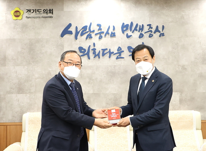 장현국 경기도의회 의장이 6일 대한적십자사로부터 ‘RCP(Red Cross People) 가입패’를 받고 있다. ‘RCP 가입패’는 100만 원 이상을 기부하면 받게 된다. 