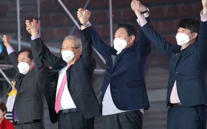 6일 오후 서울 송파구 올림픽 공원 KSPO돔에서 열린 국민의힘 중앙선거대책위원회 출범식에서 김병준 상임선대위원장(왼쪽부터), 김종인 총괄선대위원장, 윤석열 대선후보, 이준석 상임선대위원장이 인사하고 있다. (사진=국회사진기자단/연합뉴스 제공)