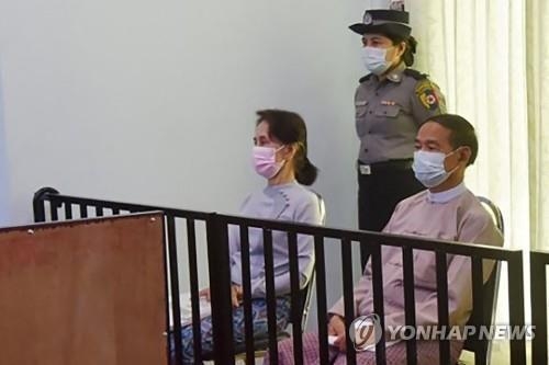지난 5월 네피도 특별법정에 출석한 아웅산 수치 고문(왼쪽)과 윈 민 대통령. (사진=미얀마 공보부/AFP=연합뉴스)