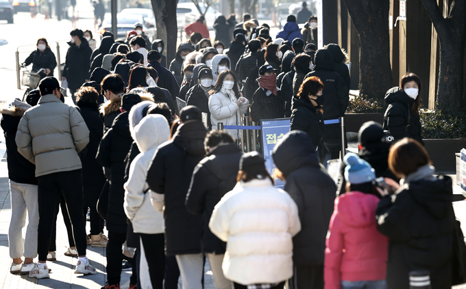 길게 늘어선 코로나19 검사 대기 줄 (사진=연합뉴스/자료사진)