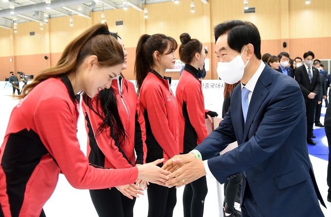 의정부시가 지난 6월 의정부컬링경기장에서 제2회 의정부-한스타 연예인 컬링대회를 개최했다. 안병용 시장이 대회에 참가한 연예인 선수들과 악수를 하고 있다. (사진=의정부시 제공)