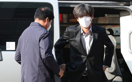천화동인 4호 소유주인 남욱 변호사가 지난달 3일 오후 서울 서초구 서울중앙지법에서 열린 영장실질심사에 출석하기 위해 차량에서 내리고 있다. (사진=연합뉴스 제공)