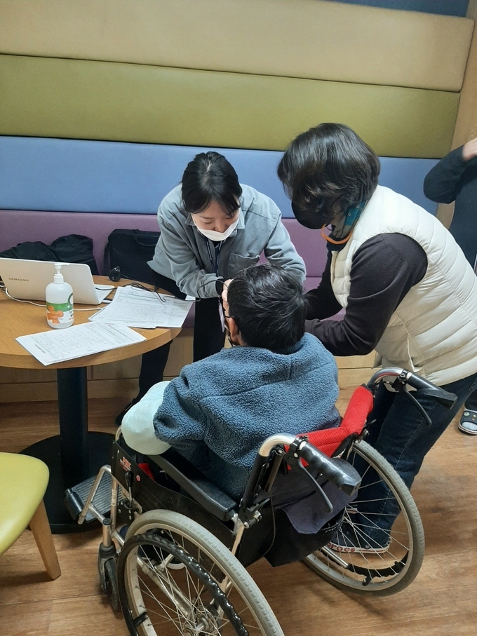 남양주남부경찰서는 최근 장애인 시설을 대상으로 성폭력·학대 등 피해 점검 및 장애인 실종 예방을 위한 지문등록을 진행했다. (사진=남양주남부경찰서 제공)