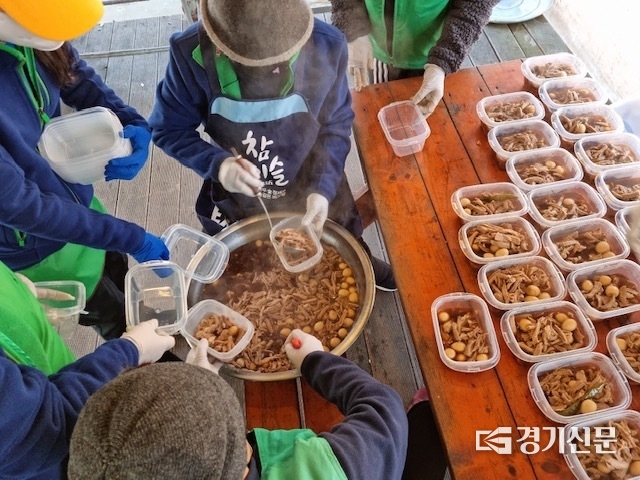 포천시 영중면 새마을부녀회(회장 조선호) 회원들이 장조림을 용기에 담고 있다. (사진=포천시 제공)