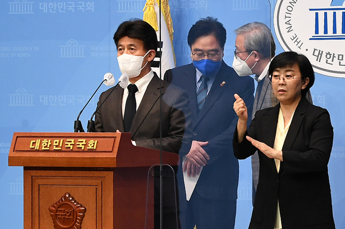 더불어민주당 이재명 대선 후보 직속 기본사회위원회가 지난달 18일 오전 국회 소통관에서 출범 기자회견을 하고 있다. 왼쪽부터 공동위원장 최배근 건국대 경제학과 교수와 우원식 의원. 고문 강남훈 한신대 경제학과 교수. (사진=국회사진기자단/연합뉴스 자료사진)