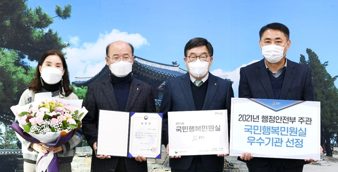 광주시가 올해 '국민행복민원실’ 우수기관으로 선정돼 신동헌 시장과 유영성행정자치국장, 박기주 민원과장 등이 표창장을 받고 기념촬영을 하고 있다. (사진=광주시 제공)