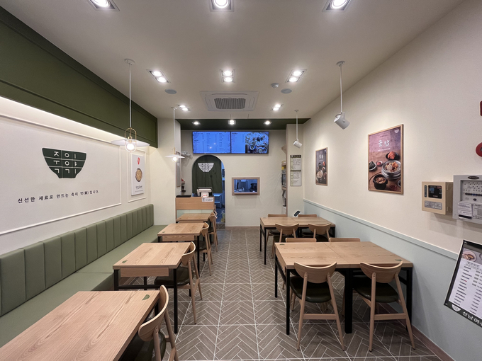성남만남지역자활센터에 속한 구성원들이 여수동에 창업한 죽 전문점 내부 모습. (사진=성남시 제공)