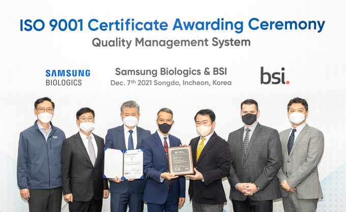 존 림 대표가 송도 삼바 본사에서 ISO 9001 인증서 수여식에 참석한 관계자들과 함께 기념촬영을 하고 있다. ( 사진 = 삼바 제공 )