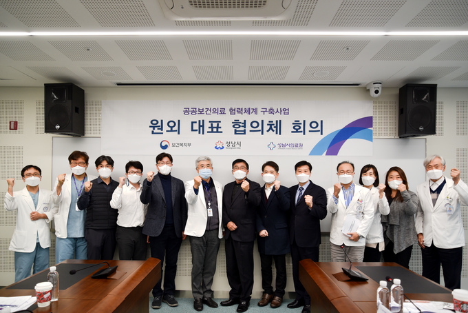 (사진 왼쪽부터) 채윤태 지역연계협력팀장, 김종명 공공보건의료사업실장, 박건희 경기도 감염병관리지원단장, 민범준 성남시 정신건강복지센터장, 고광필 분당서울대병원 공공의료본부장, 이중의 성남시의료원장, 정요안 성남소방서장, 이성규 분당제생병원 QI실장, 육성수 정병원 행정부원장, 서경호 재활치료센터장, 김지연 감염관리실장, 홍현정 성남시의사회 사회부회장, 안태영 의무부원장. (사진=성남시의료원 제공)