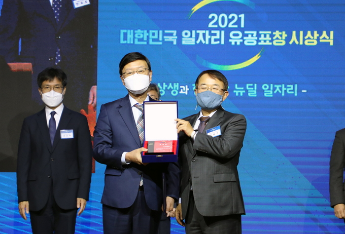 일자리 위원회 표창 시상식에서 황창화 사장(사진 왼쪽)과 김용기 일자리위원회 부위원장이 기념촬영을 하고 있다. (사진=한국지역난방공사 제공)