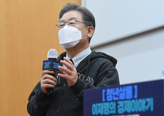 더불어민주당 이재명 대선 후보가 7일 서울 관악구 서울대에서 열린 서울대학교 금융경제세미나 초청 강연회에 참석해 '청년살롱 이재명의 경제이야기' 경제정책 기조와 철학을 주제로 학생들에게 강연하고 있다. (사진=국회사진기자단/연합뉴스)