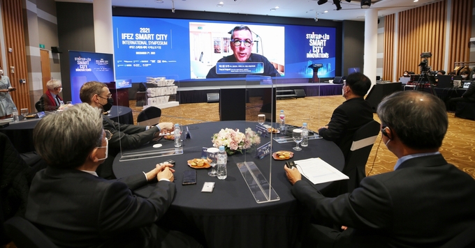 심포지엄 참석자들이 온라인을 통해 발표 내용을 경청하고 있다. ( 사진 = 인천경제청 제공 )