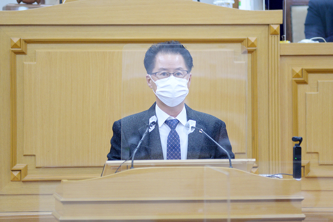 최창호 파주시의회 의원이 5분 발언에서 "임진강변 철책을 제거해 시민 품으로 돌려주자"며 말하고 있다. (사진=파주시의회 제공)