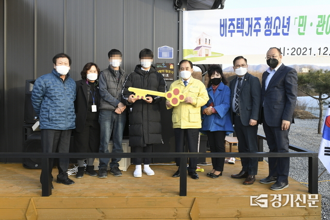 박윤국 포천시장이 주택에 거주하게 될 가정에 열쇠를 증정하고 있다. (사진=포천시 제공)