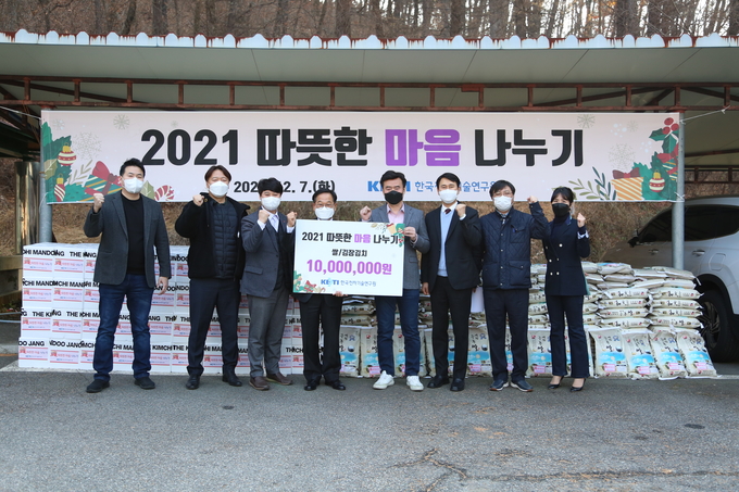 한국전자기술연구원(KETI)이 관내 취약계층에게 전달할 후원물품을 성남시자원봉사센터에 전달하고 있다. (사진=성남시자원봉사센터 제공)