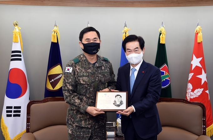 안병용 의정부시장(우측)이 김도균 수도방위사령관에게 감사패를 전달하고 있다. (사진=의정부시 제공)