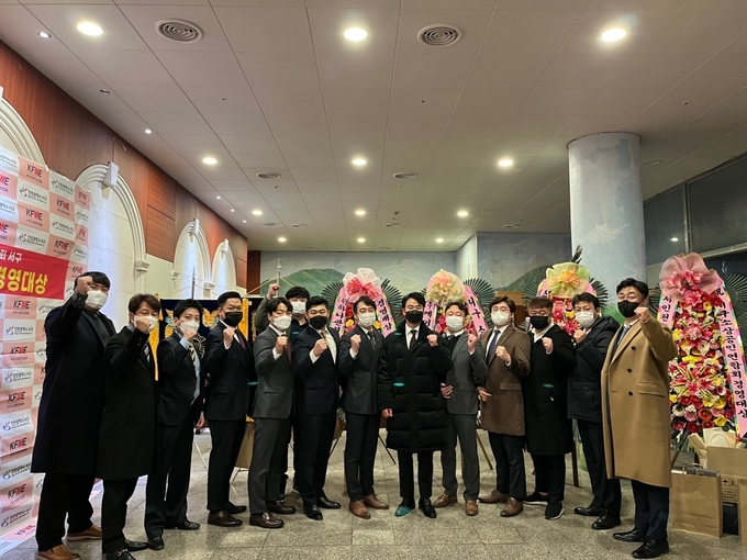 김영훈 인천서구소상공인연합회장이 제1회 소상공인 경영대상 시상식에서 수상자들과 기념촬영을 하고 있다. ( 사진 = 서구소상공인연합회 제공. )