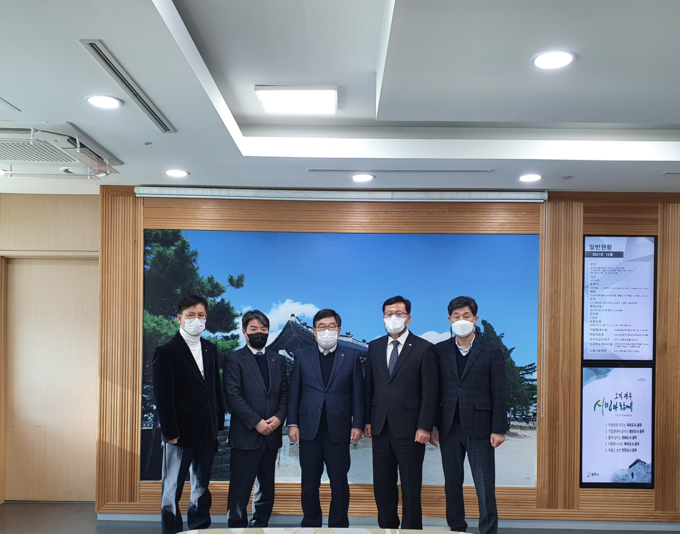 LX 경기지역본부 광주지사(지사장 장길현)는 7일 광주시청을 방문해 이웃돕기 성금을 기탁했다. (사진=