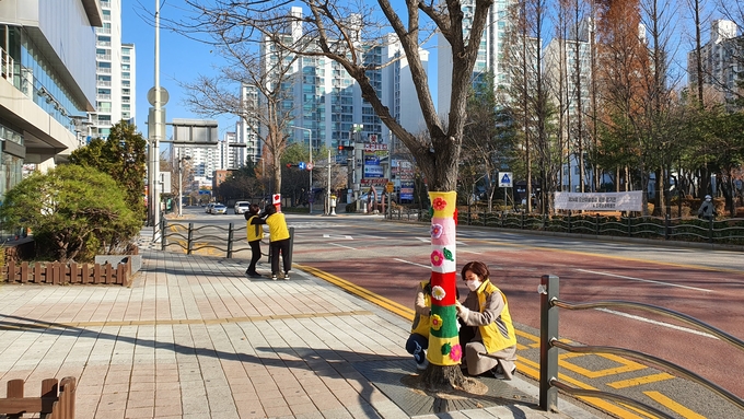 중앙도서관 키움봉사회 나무뜨개옷 입히기 재능기부 행사진행 장면(사진=중앙도서관 제공)